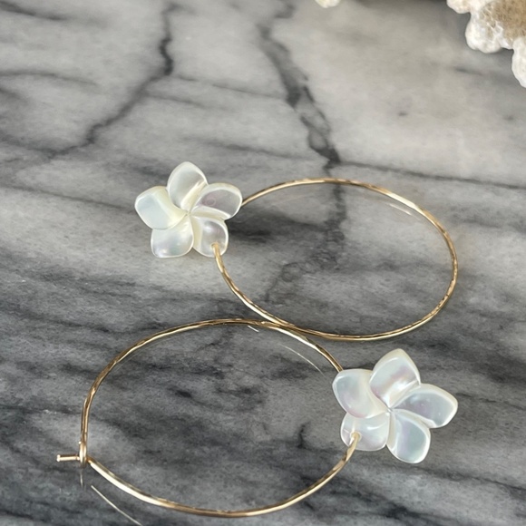 Hawaiian Mini White Plumeria 14K Gold filled Natural Mother of Pearl hoop earrin - Picture 5 of 6